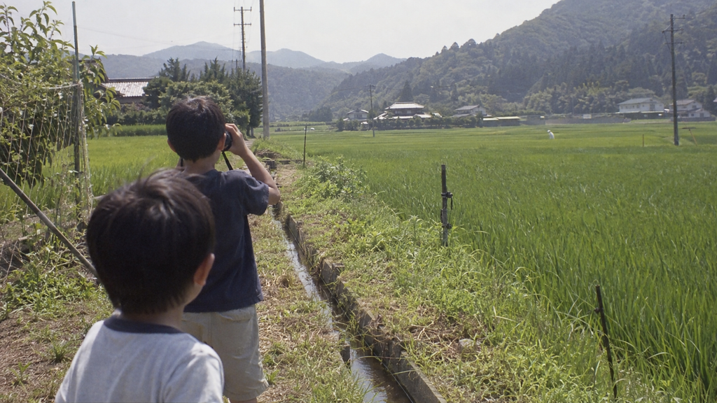 田んぼの向こうにいる白い存在を双眼鏡で見る、くねくねの場面をイメージした再現画像